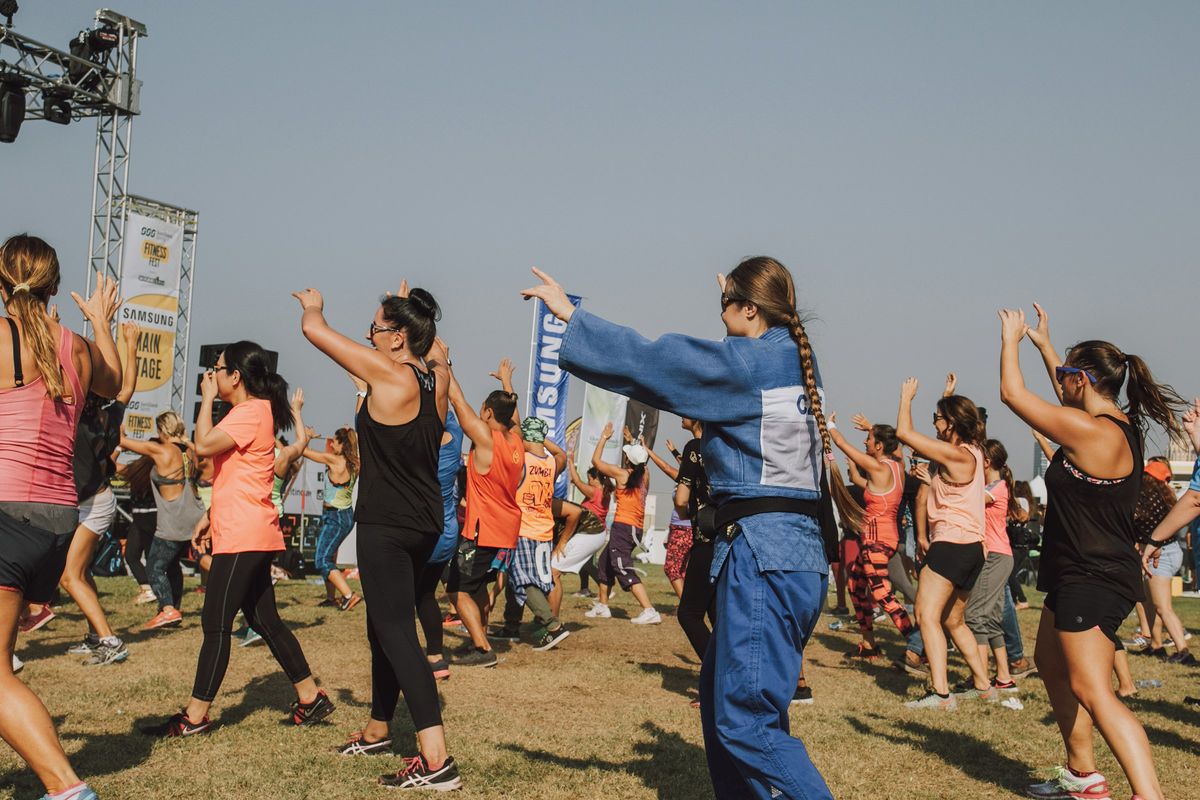 Tanzende Menge bei einem Fitness-Festival