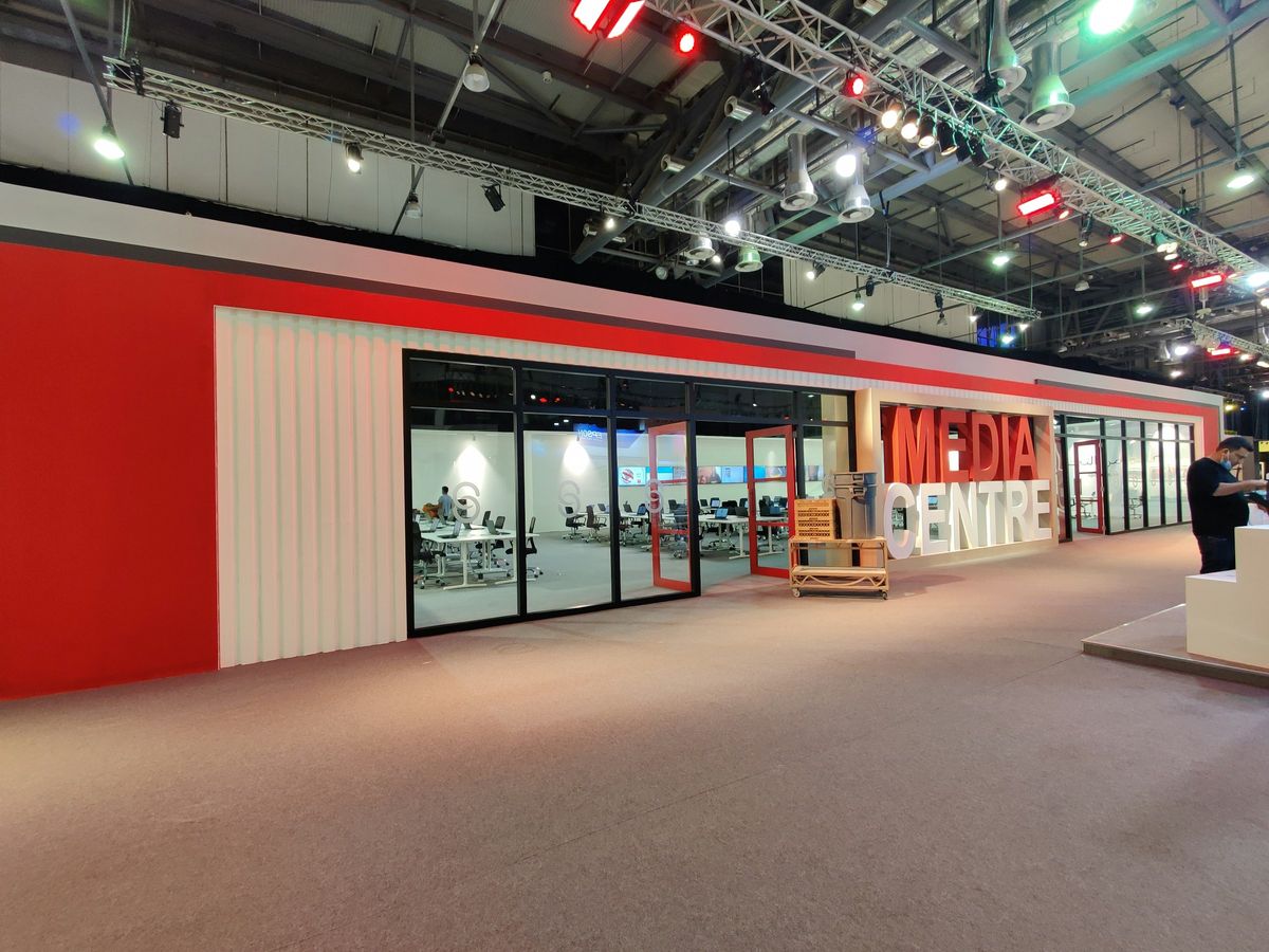 Eingang eines Medienzentrums in einer Messehalle