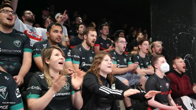 Fans des KIT SC eSports in Trikots jubeln auf der Tribüne (Foto: KIT eSports)