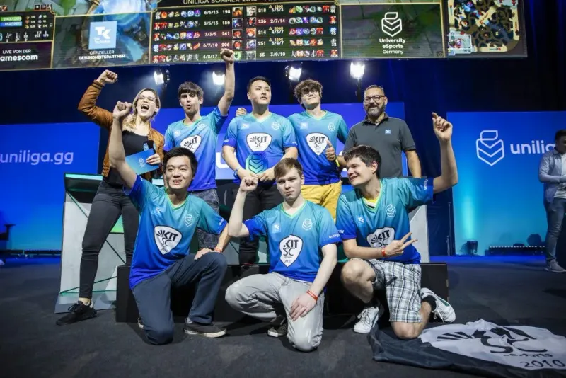 League-of-Legends-Team des KIT SC eSports jubelt auf der Uniliga-Bühne