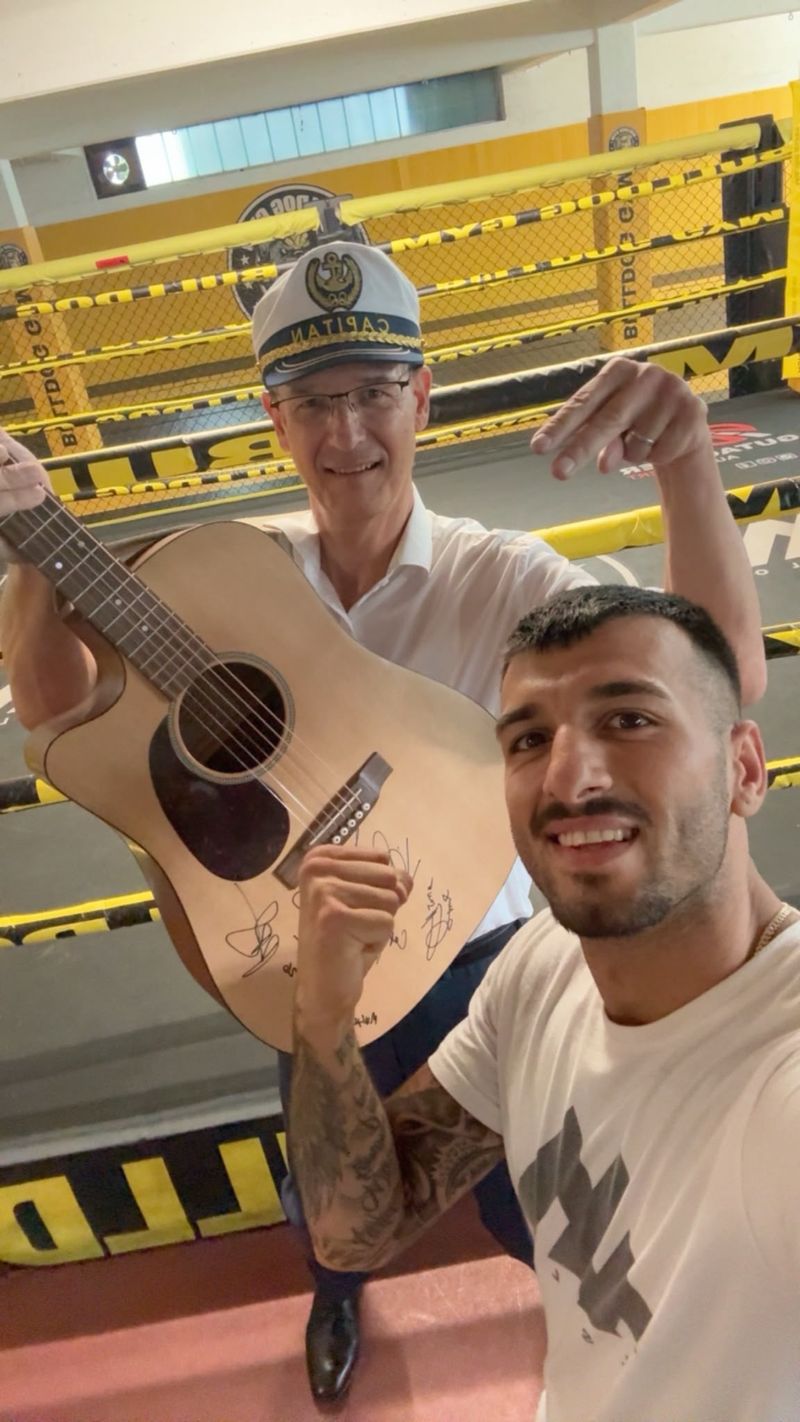 Kapitän Hagen mit Gitarre und Alex Alselo am Ring des Bulldog Gym